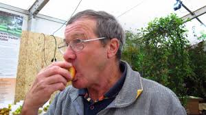 Une presse en se refuse à croquer la pomme tendue par apple. Jean Luc Hochart Un Paysan Un Reac Qui A Fait De La Pomme Son Etendard
