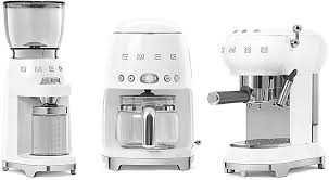 Its thermoblock heating system delivers perfect beverages in only 35 seconds. Smeg Ecf01wheu Fully Automatic Coffee Machine The Thermoblock Heating System Espresso Coffee Maker Allows A Quick Start And Precise Temperature Control For Brewing Coffee White Amazon De Kuche Haushalt
