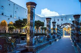 Il chiostro maiolicato delle clarisse, il chiostro dei i chiostri di santa chiara si trovano all'interno del complesso monumentale della basilica di santa. Una Notte Al Chiostro Di Santa Chiara Espresso Napoletano