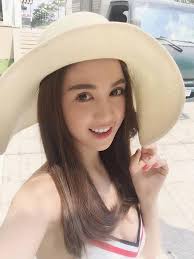 Ngọc Trinh mặc siêu ngắn khoe chân dài triết lý:Còn sống là còn yêu