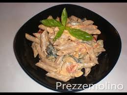 Le mezze maniche allo zafferano con zucchine e gamberetti sono un primo piatto appetitoso che mixa i gusti della buona terra con i profumi del mare. Ricetta Pasta Cremosa Pomodori Zucchine E Philadelphia Youtube