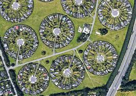 Saw a comment elsewhere that these are allotment gardens and the buildings are storage sheds, but compared to the cars the buildings would be much larger then a shed. This Community In Denmark Lives In Surreal Circle Gardens Bored Panda