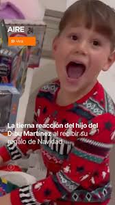 🎄🥹 La tierna reacción de Santi, el hijo de Emiliano Dibu Martínez, al  abrir uno de sus regalos de Navidad., 🎅 El mejor arquero del mundo celebró  la Navidad junto a su esposa Mandinha y sus hijos ...