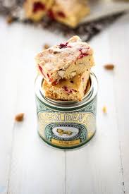 Blondie Framboises Chocolat Blanc Amandes Au Lyle S Golden Syrup Chocolat Blanc Recettes Sucrees Nourriture Delicieuse