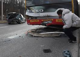 Wypadki w kielcach i powiecie kieleckim. Grozny Wypadek Przy Ulicy Krakowskiej W Kielcach Bmw Prowadzone Przez 22 Latka Wbilo Sie W Miejski Autobus Kielce Nasze Miasto