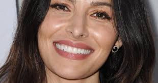 莎拉·夏希(Sarah Shahi)簡介及電影作品- Enjoy Movie