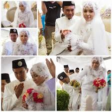 Elly mazlein meluahkan rasa syukur apabila bekas suami pengarah azmi hatta berkunjung ke kediamannya bagi menziarahi. Elly Mazlein Ke Pusara Ibu Selepas Akad Nikah Oh Media