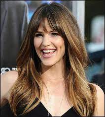 Es wird ihnen spielerische natur zeigen und aufmerksamkeit erregen. Frisur Fur Lange Haare Mit Pony Moderne Mannliche Und Weibliche Einfache Frisuren Hair Styles Long Hair With Bangs Long Hair Styles
