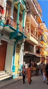 Prado y Trocadero. En la foto actual los tanques de basura en la esquina,  azulitos, nuevecitos y tapaditos, como corresponde a una zona de interés  turístico, dan un toque de refinamiento y