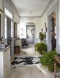 Dizajn Koridora V Sovremennoj Kvartire I Zagorodnom Dome 100 Idej Gostepriimnogo Oformleniya Foto H Grey Walls White Trim Black Interior Doors House Interior
