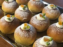 Brioche nuvole ripiene o fiocchi di neve, ricetta facile per deliziose brioche ripiene di crema al latte e panna montata. Pane E Siringa Fiocchi Di Neve