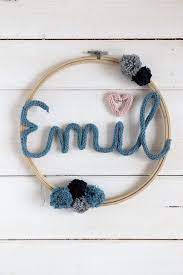 Definition, rechtschreibung, synonyme und grammatik von 'schriftzug' auf duden online nachschlagen. Diy Strickliesel Schrift Als Kinderzimmerdeko Lavendelblog