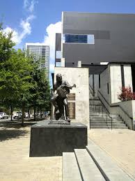 Die statue wurde von der gemeinnützigen organisation capital area statues an die. Willie Nelson Statue Austin Destimap Destinations On Map