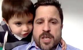 Baja de impuestos, eliminar privilegios y derogar la ley de alquileres · día del empresario nacional, . El Economista Martin Tetaz Daba Una Videoconferencia Cuando Su Hijo Se Le Colgo Del Cuello Y Lo Interrumpio Al Grito De A Mi Me Gusta Hulk Fundacion Libertad