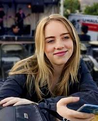 Pick yourselves up from your afternoon slump because big news: Billie With Blonde Hair Ok Billie Billie Eilish Celebrities
