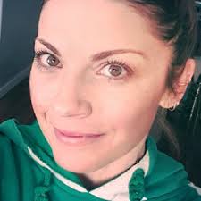 Brandi C. Visser (@CentreStaging)