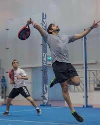 سمو الشيخ حمدان بن محمد بن راشد آل مكتوم ربي يحفظه يمارس لعبة البادل تنس مع خاله الشيخ سعيد بن مكتوم بن جمعه آل مكتوم في مجمع ند الشبا الرياضي في دبي