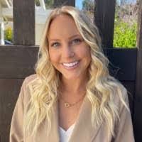 Noelle Bloom's Instagram, Twitter & Facebook