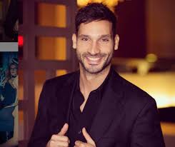 Secondo le prime ricostruzioni, bravi (che guidava un'auto con car sharing) avrebbe fatto un'inversione di marcia. Sammy Hassan Chi E Eta Altezza Vita Privata E Instagram