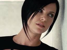 Charlize Theron With Black Hair Aeon Flux Charlize Theron Hair Charlize Theron Oscars Charlize Theron