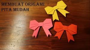 Berikut ini adalah berbagai macam hiasan origami berikut tata cara pembuatannya: Cara Buat Origami Pita Cantik Melipat Pita Dengan Origami Youtube