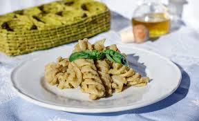Scaldare la pasta e poi mantecare il tutto, aggiungendo la ricotta e le mandorle. Pasta Con Crema Di Melanzane E Peperoni All Orientale Ilmetropolitano It