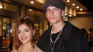 Καλεσμένη στην εκπομπή του γρηγόρη αρναούτογλου, the 2night show, ήταν η ελευθερία ελευθερίου η οποία μίλησε μεταξύ άλλων για τη σχέση που είχε με τον ανδρέα γεωργίου και έπαιξε και σε δύο του σειρές. Eley8eria Eley8erioy Dhmhtrhs Tatarakhs Oristiko Telos Sth Sxesh Toys Goba Stileto