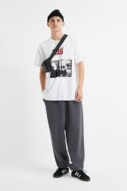 Urban outfitters is a lifestyle retailer dedicated to inspiring customers through a unique combination of product, creativity and cultural understanding. Uo Archive T Shirt Nas Mit Fotografik In Weiss Urban Outfitters De
