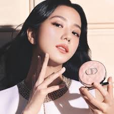 Experience a new level of radiance with Dior's Forever Hydra Glow Cushion,  the first cushion foundation with mesh technology, infused with hyaluronic  acid for a healthy glow and flawless coverage. ​ ​