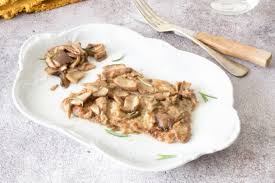 Trasferite le scaloppine di vitello ai funghi porcini secchi ancora calde adagiandole nel piatto di portata o vassoio e servite in tavola. Scaloppine Ai Funghi 5 Errori Da Non Fare Dissapore