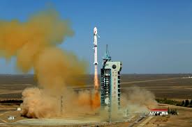 El cohete chino long march 5b viaja sin control a una velocidad de 28.000 kilómetros por hora y tarda hora y media en completar una vuelta a la tierra. Fp3z5tl8juoytm