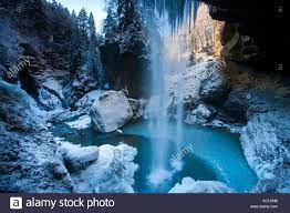Juni für den verkehr freigegeben worden, teilte die urner baudirektion am montag mit. Berglistuber Schweiz Europa Kanton Glarus Klausenpass Uri Bach Wasserfall Winter Schnee Eis Eiszapfen Felsen Klippe Stockfotografie Alamy