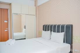 Tempat tidur yang nyaman akan memberikan kualitas tidur yang baik. Rent Apartemen Green Lake View Pool View Studio Apartment Green Lake View By Travelio