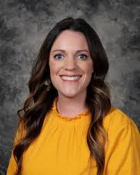 Elizabeth Jahner's Instagram, Twitter & Facebook