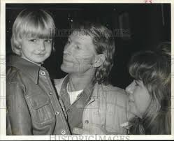 1976 Press Photo Jerry Mark Wright reunited with parents after kidnapping  in TX