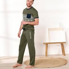 Si vous recherchez de la légèreté, n'allez pas plus loin que notre gamme de tops à manches courtes, débardeurs et shorts pour homme. Pyjama Homme Pas Cher Polaire Velours Ou Coton Blancheporte