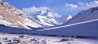 The mountain, which is part of the himalaya range in high asia, is located on the border between nepal and tibet. Chomolungma Everest Planete Decouverte