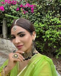 Humaira Ali turns heads as Mona in her latest hit drama serial 'Guru' 🤩  All her looks have been styled by the actress herself ✨ @shopchunri  @designerlace.official @irenic_official @atifmua #HumairaAsgharAli #Guru  #GuruXHumaira