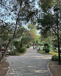 Çoban Dede Türbesi ve Parkı, Menderes Bulvarı'nın sonunda Karslılar  Mahallesi'nde olup Seyhan Baraj Gölü'nü en güzel açıdan seyredebileceğiniz  bir tepe üzerindedir. İçerisinde piknik alanı, yapay gölet ve kuş cenneti  de yer almaktadır.