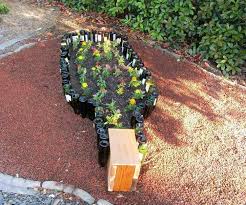 Blumenbeet In Der Form Von Flasche Mit Weinflaschen Abgegrenzt Weinflasche Garten Flaschengarten Gartendekor
