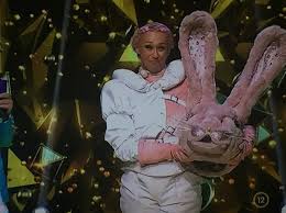 Ahogy azt három nyomozó is sikerrel kikövetkeztette a kutya álarca mögött józan lászló bújt meg, így az. Leleplezodott Az Utolso Harom Alarcos Enekes A Musor Gyoztese A Nyuszi Azaz Gallusz Nikolett Nlc