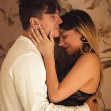 На котором запечатлены его супруга юлия бойко, более известная как юла, и их новорожденный малыш, который появился на свет 20 июля. Tri Foto Tri Beremennosti Zhena Anatoliya Anatolicha Podelilas Trogatelnymi Snimkami Karavan