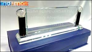 يتوفر الأن يفط ولافتات المكاتب من الكريستال حفر وقطع ليزر يتم حفر عليها اسم المدير او الموظف بالليزر وتوضع ع Light Letters Display Stand Advertising Services