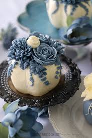 Good things come in threes, like this trio of mini cakes topped with pastel and cream. Pastel Mini Pumpkin Cakes