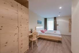 Camere da letto in cirmolo. Camere Di Cirmolo Hotel Alpenrast Riva Di Tures Valle Aurina