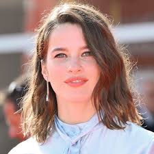 Corto y francés, largo y ondulado: dos modelos de Mango tienen los únicos  bobs con flequillo que importan