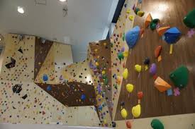 At hardrock climbers have access to over 100 routes graded from 6 to 30, including 44 top rope walls up to 16 metres high. äº€å²¡å¸‚ äº€å²¡å¸‚äº¤æµä¼šé¤¨ ã‚¹ãƒãƒ¼ãƒ„ã‚¯ãƒ©ã‚¤ãƒŸãƒ³ã‚°æ–½è¨­
