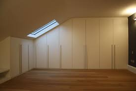 Ogni mansarda si articola nello spazio con caratteristiche molto diverse: Armadiature Per Mansarda Realizzabili Su Misura Idfdesign