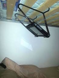 Diy Ipad Holder To Watch Your Movies On In Bed Now I Just Need A Bunk Ideias Invencoes Criativas Invencoes