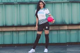 Topik antv mata lensa, tiga model kota tua part3. Tak Cuma Seksi Presenter Piala Dunia 2018 Ini Juga Berprestasi